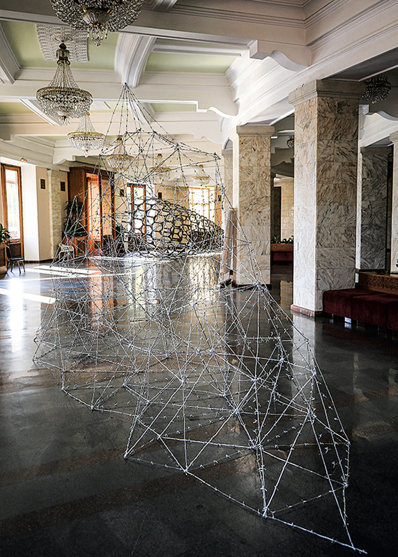 Walid Siti, “Elusive Mountain”, 2018, barbed wire and thin aluminium wire, 400x800x300 cm