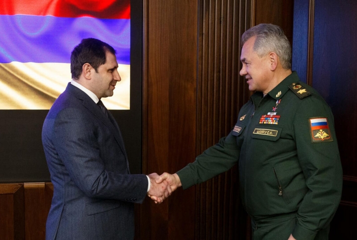 Министры обороны Армении и России провели встречу в Москве