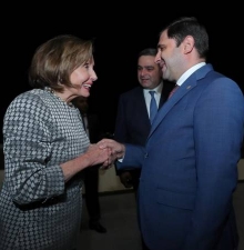 Нэнси Пелоси обсудила оборонное сотрудничество с главой МО Армении