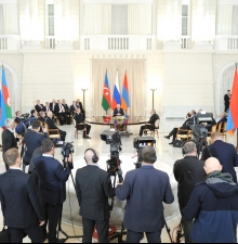 Пашинян и Алиев договорились решать все вопросы на основе уважения суверенитета