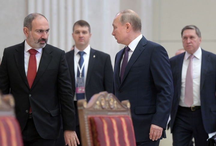 Пашинян и Путин провели телефонный разговор на фоне перекрытия Лачинского коридора