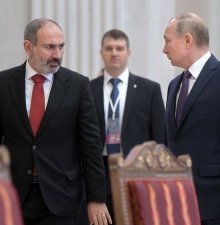 Пашинян и Путин провели телефонный разговор на фоне перекрытия Лачинского коридора