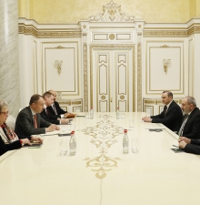 Премьер-министр РА обсудил гуманитарную ситуацию в Арцахе со спецпредставителем ЕС