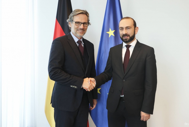 Мирзоян обсудил гуманитарную ситуацию в Арцахе с советником канцлера Германии