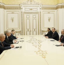 Пашинян и Ховаев обсудили гуманитарный кризис в Нагорном Карабахе