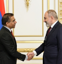 Никол Пашинян принял завершающего миссию в Армении посла Индии Кишана Дана Деваля