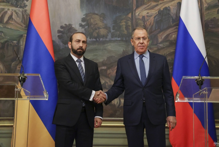 Главы МИД Армении и России обсудили двусторонние отношения