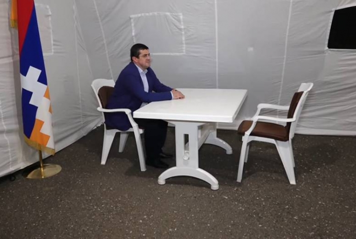 Президент Арцаха присоединился к сидячей акции протеста в Степанакерте