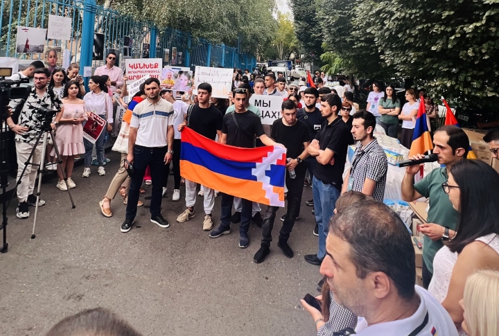 «Нет блокаде Арцаха»: участники акции продолжают свой протест