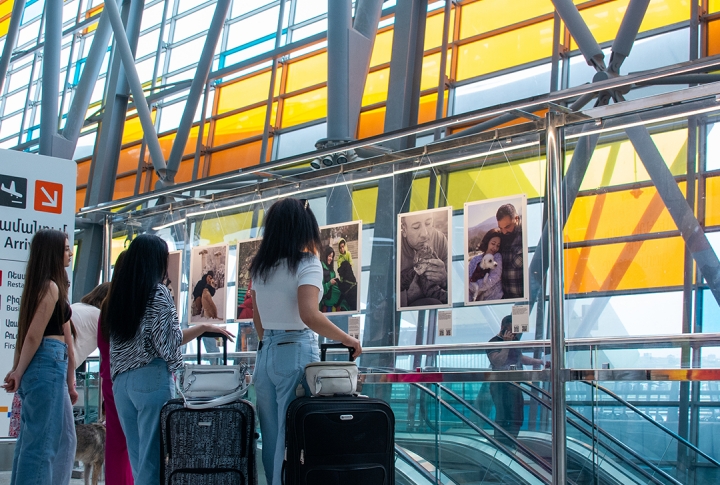 Фотограф Нарине Карапетян запечатлела 30 историй дружбы животных и людей в блокадном Степанакерте.