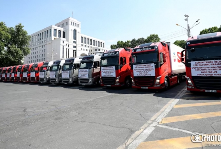 Колонна грузовиков с гумпомощью от правительства Армении для Арцаха направляется в Корнидзор