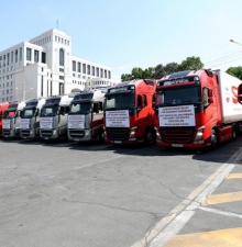 Колонна грузовиков с гумпомощью от правительства Армении для Арцаха направляется в Корнидзор