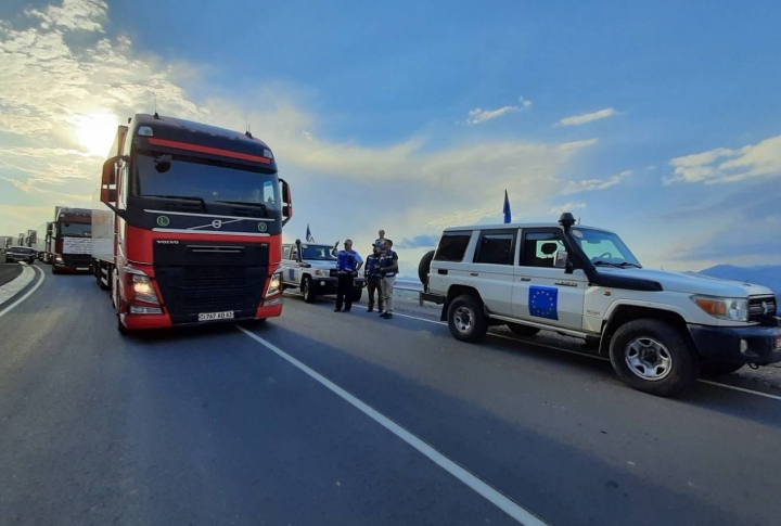 Колонна грузовиков с гуманитарной помощью находится в Корнидзоре