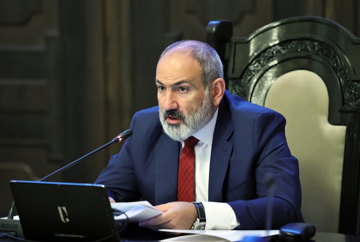 Азербайджан собирается разрешить лишь выезд из Арцаха по Лачинскому коридору, заявил Пашинян