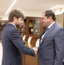 Министр обороны Армении обсудил вопросы безопасности с послом Франции